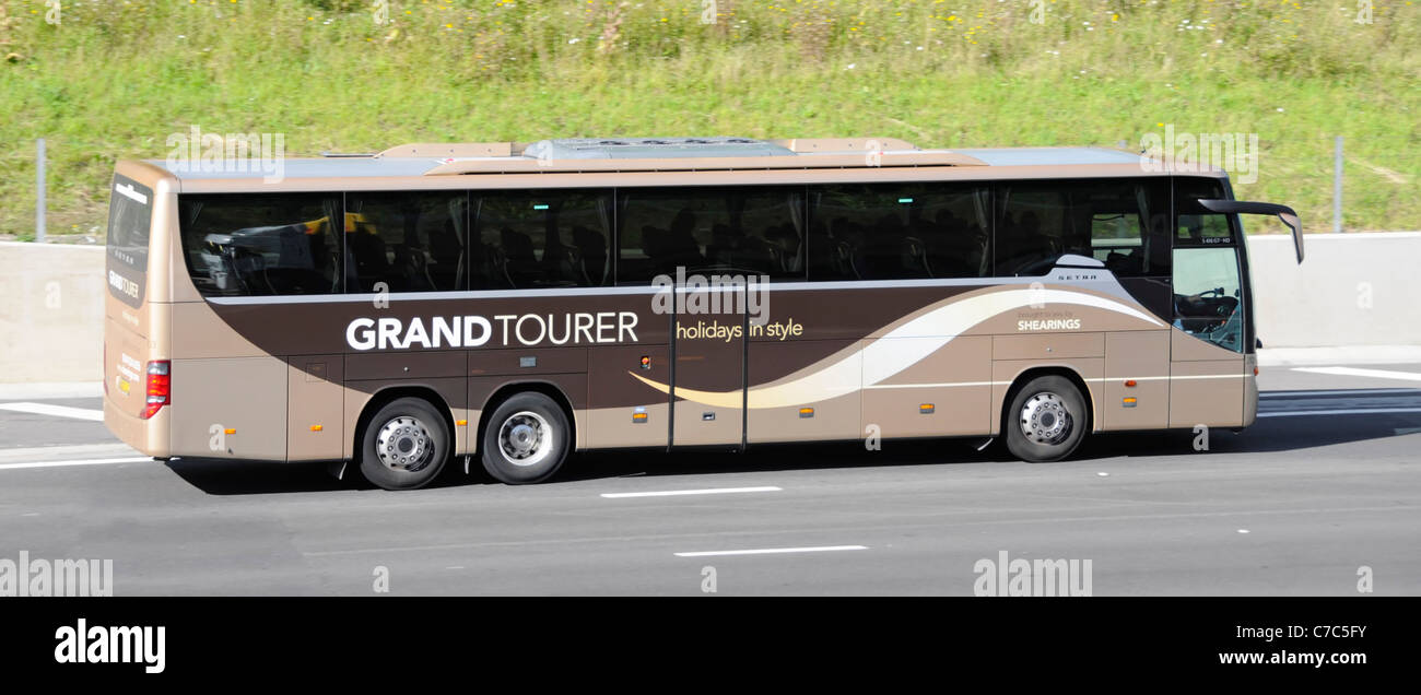 Grafikdesign auf der Seitenansicht der Doppelrückachse Grand Tourer Urlaub Reisebus Reise Business Shearings Tour Unternehmen Fahren auf großbritannien Autobahn England Großbritannien Stockfoto