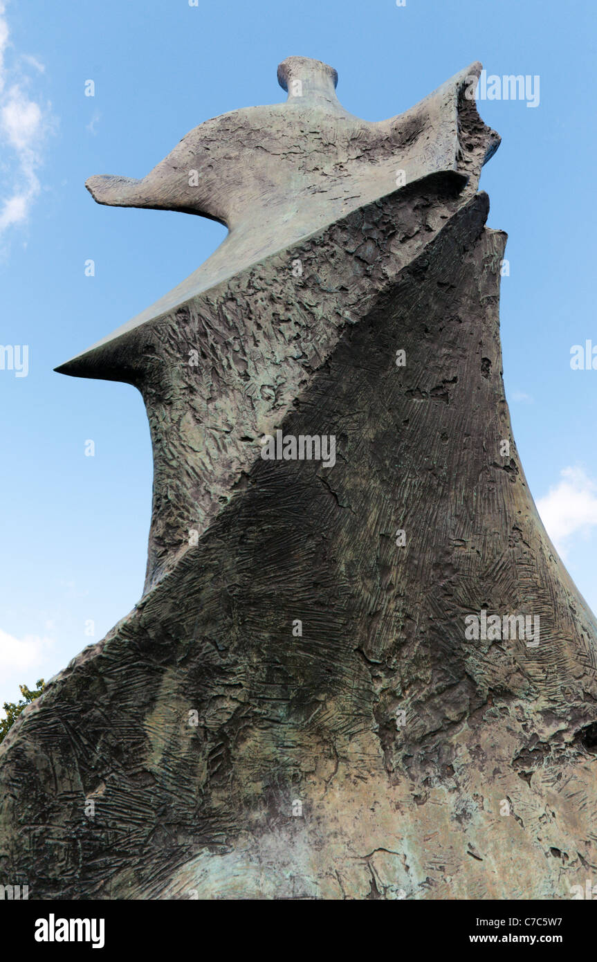 Die Skulptur "große stehende Figur: Messerschneide" von Henry Moore im Greenwich Park, London Stockfoto