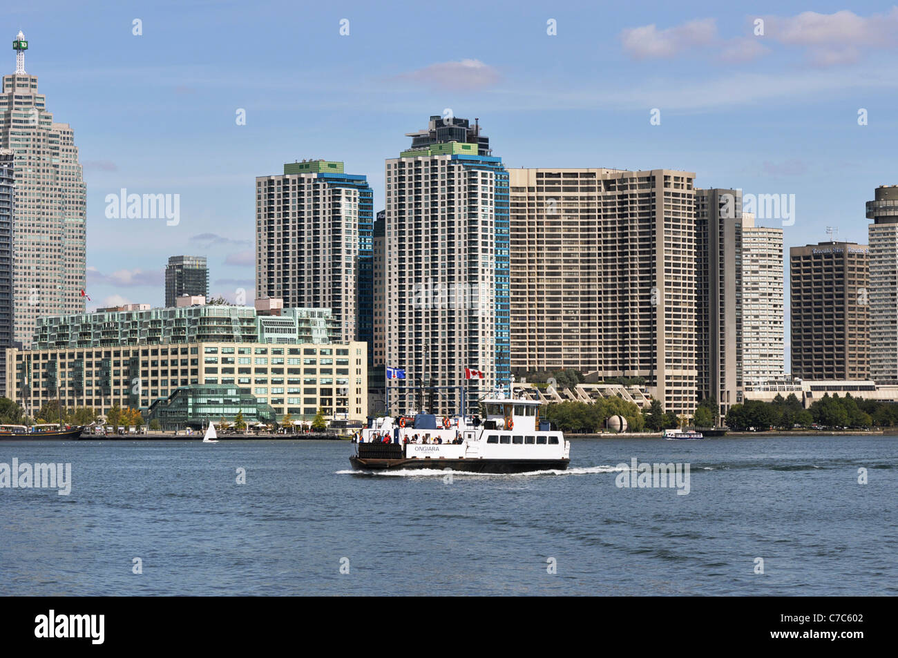 Toronto-Ansicht der Harbourfront, High Rise Eigentumswohnungen, Boot auf See, Finanzplatz Stockfoto
