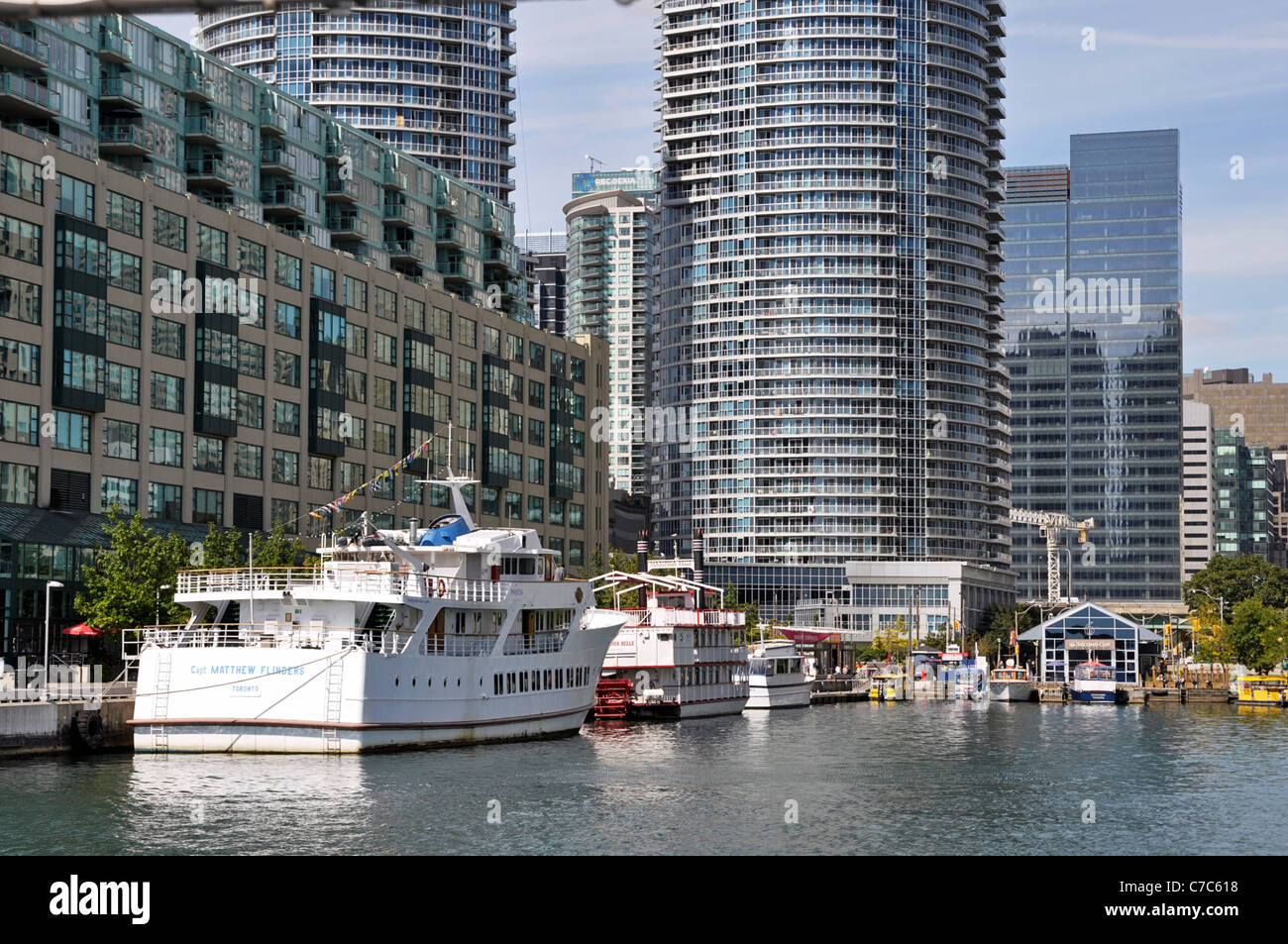 Toronto Harbourfront, Queens Quay Boote und Eigentumswohnungen Stockfoto