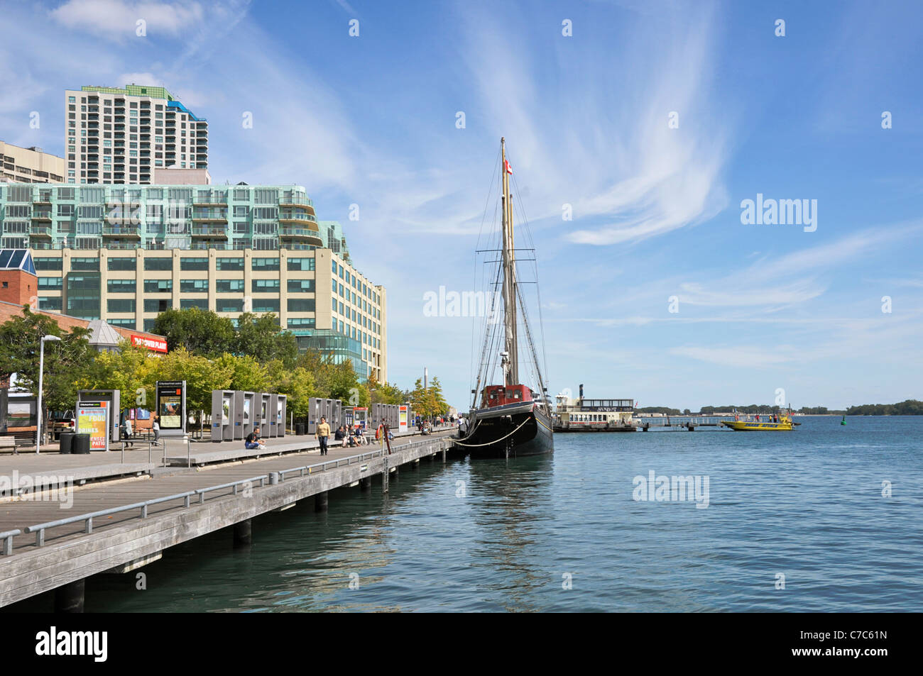 Toronto Harbourfront, Queens Quay, Boote und Luxus-Eigentumswohnungen am Wasser Stockfoto
