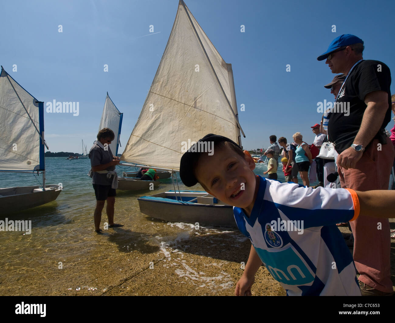 Spontane Kind, Rennen der kleinen Boote. Larmos Baden, Bucht von Morbihan, Bretagne, Frankreich, Europa. Stockfoto