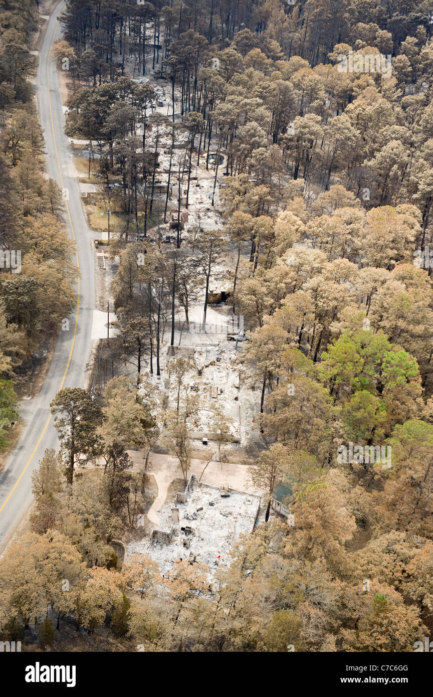 Antenne zeigt Waldschäden und beherbergt in der Tahiti Village Unterteilung der Bastrop County, Texas. Stockfoto