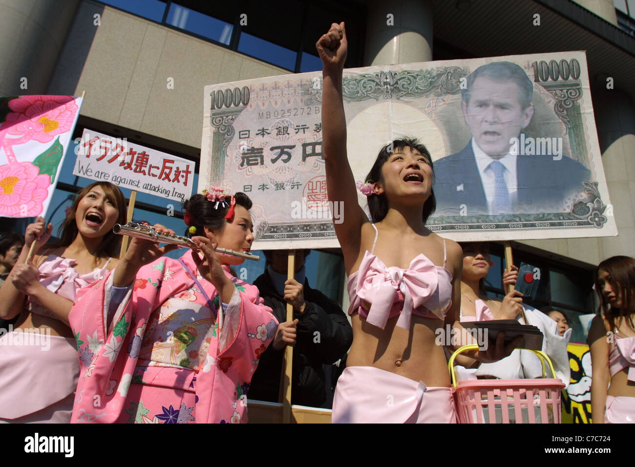 Kein Krieg (Anti-Irak-Krieg) Demonstration und Protest vor der amerikanischen Botschaft in Tokio, Japan, am 19. März 2003. Stockfoto