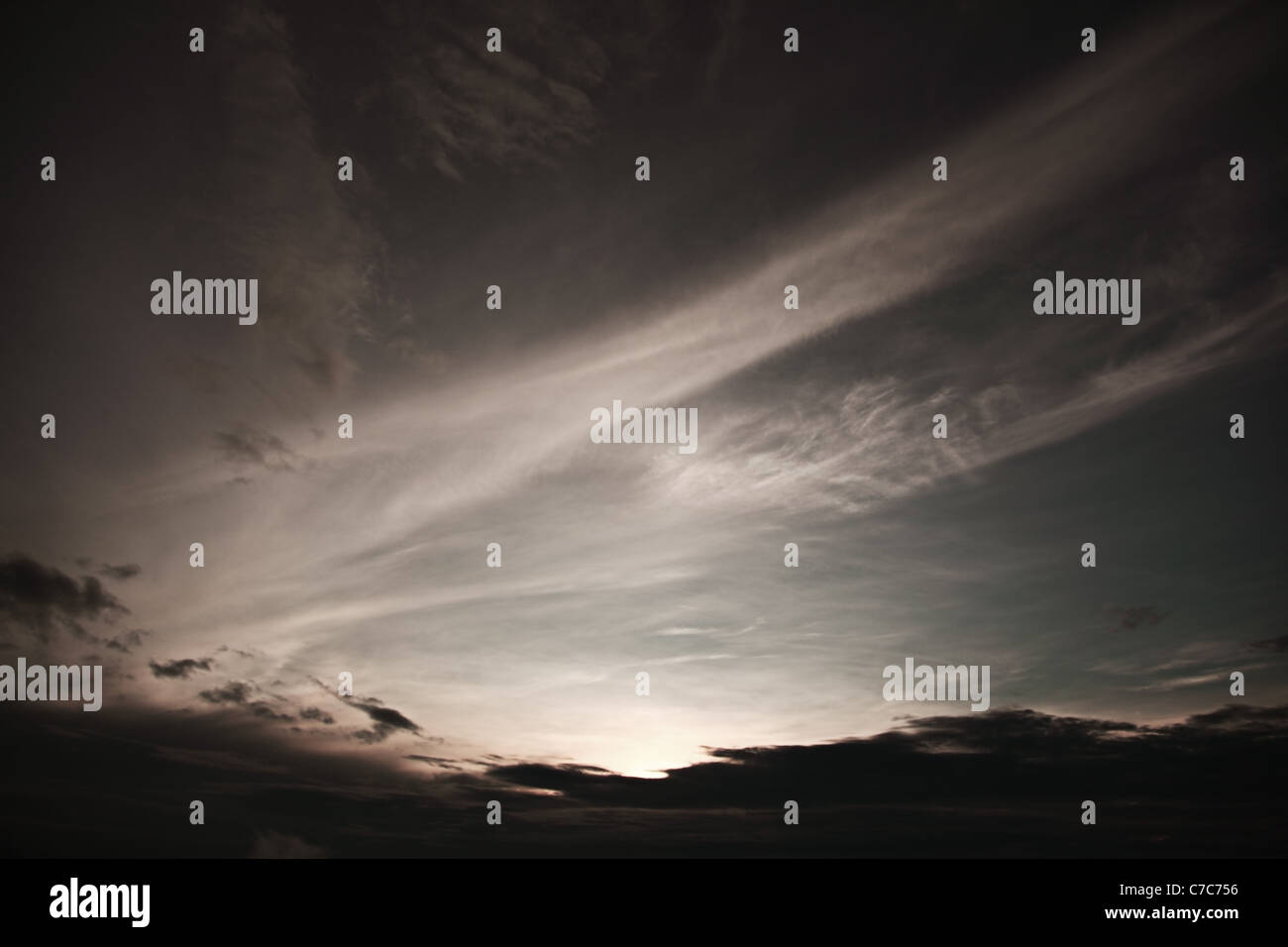 Dramatischer Himmel kurz vor Sonnenaufgang oder nach Sonnenuntergang Stockfoto