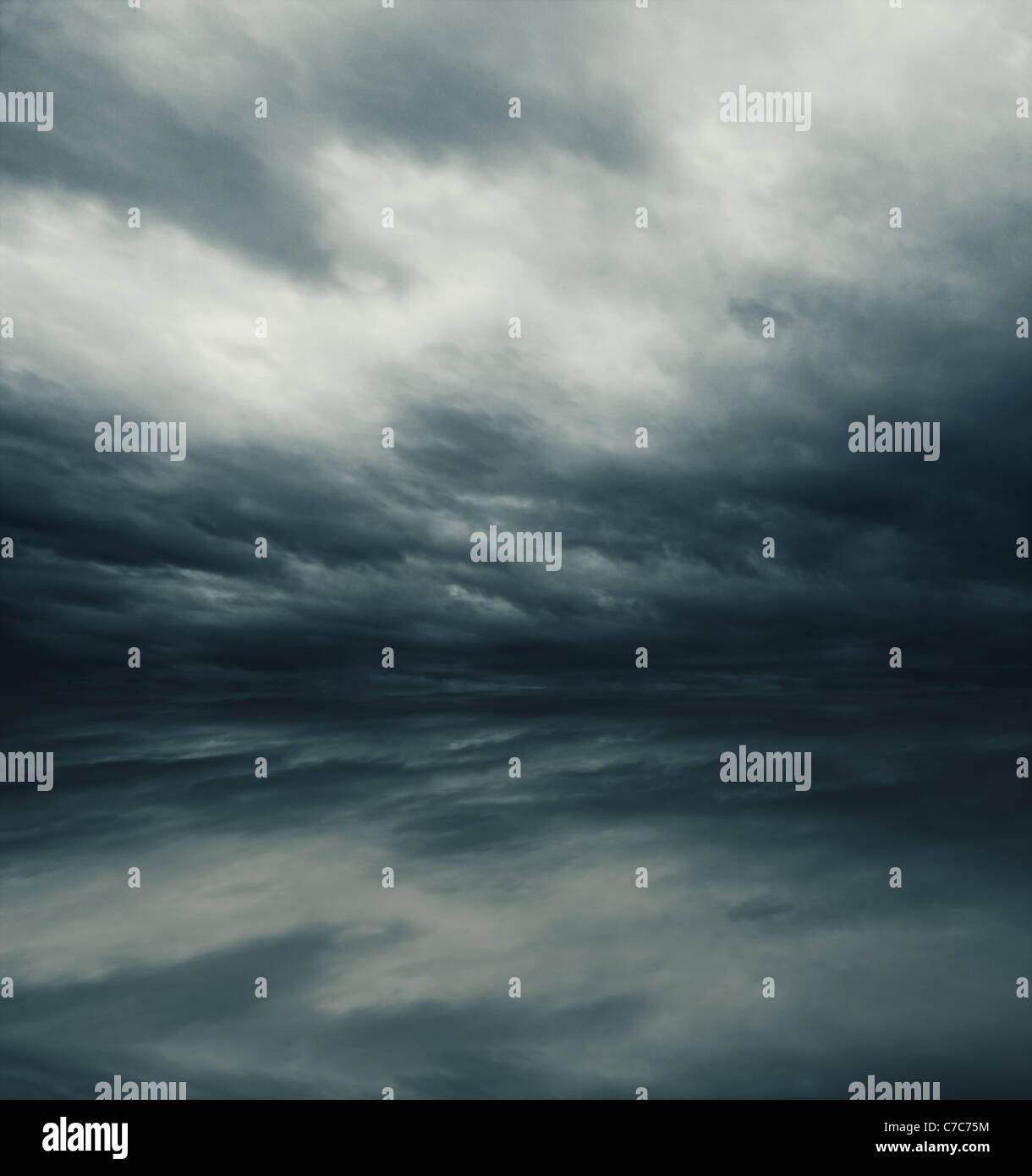 Schweren grauen Wolken reflektiert im Meer Stockfoto