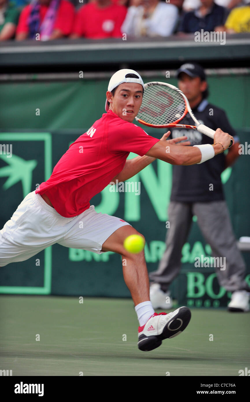 Kei Nishikori (JPN) führt während des Davis Cup von BNP Paribas 2011 World Championship. Stockfoto