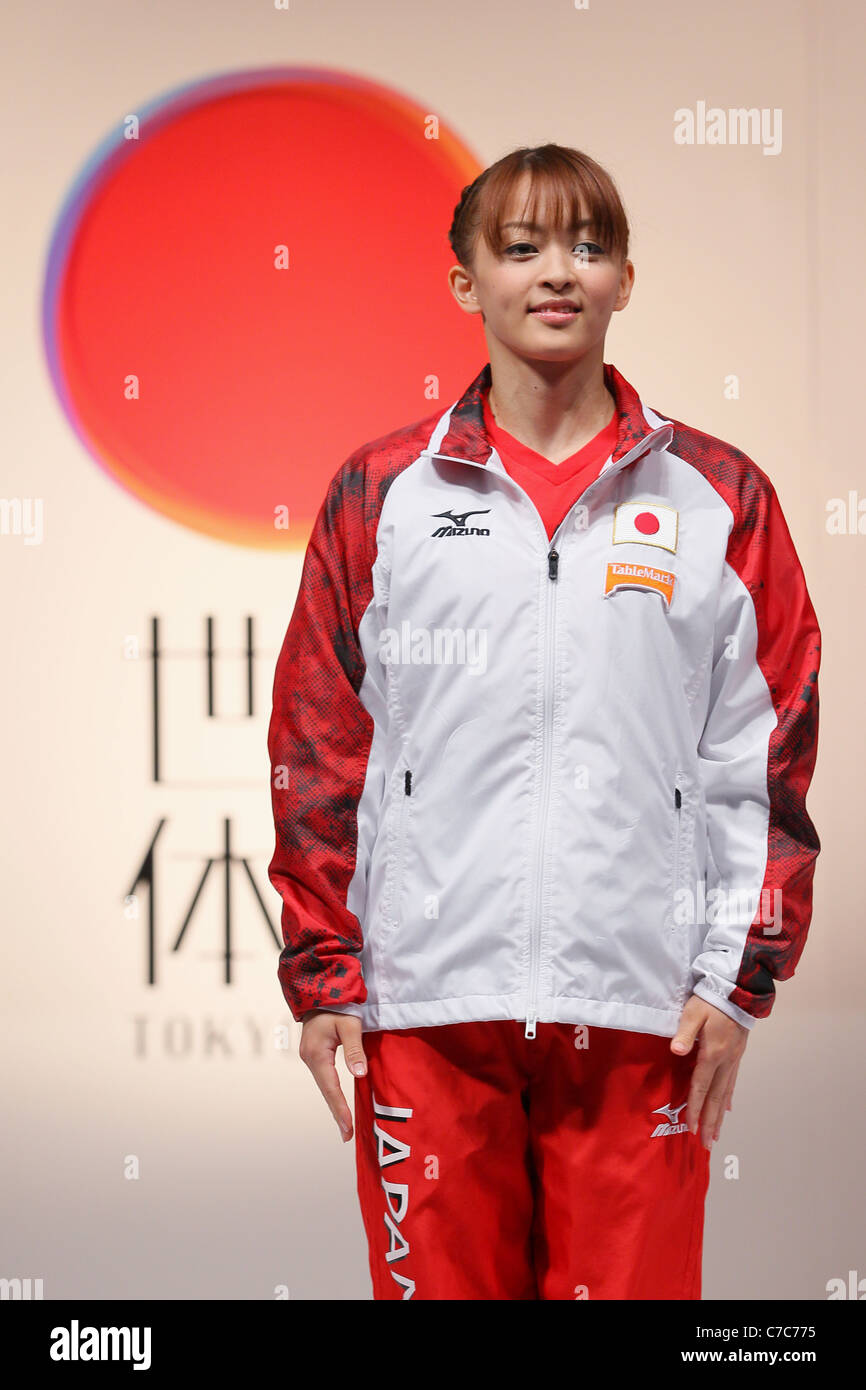 Rie Tanaka (JPN) stellt für die Bilder bei der Pressekonferenz von der künstlerischen Gymnastik-WM 2011. Stockfoto