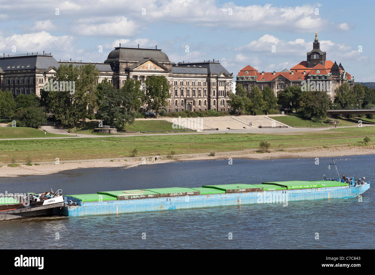 Blick über die Elbe in Richtung des sächsischen Staates Ministerium der Finanzen - Dresden, Sachsen, Deutschland, Europa Stockfoto