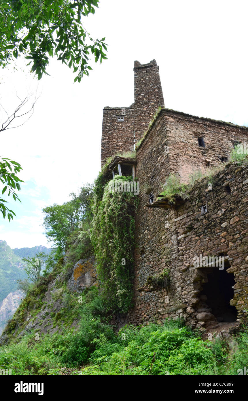 Ein verlassener Stein tibetischen wach- und Häuptling des Haus, das einst stand Wache über die Häuser von Jia Ju, Danba, Sichuan, China. Stockfoto