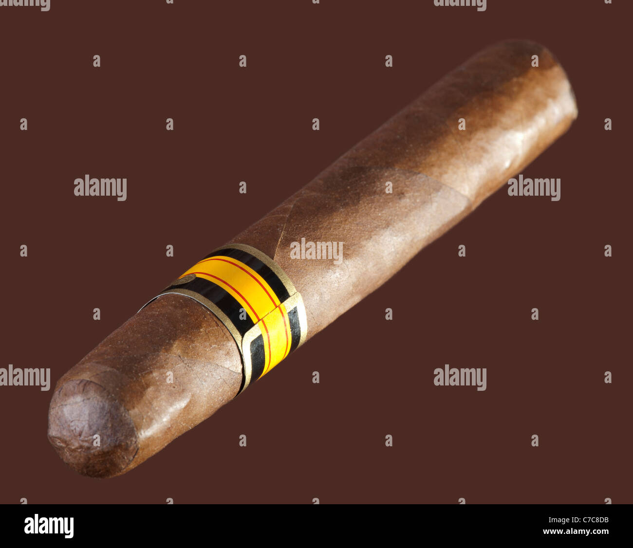 Zigarre, die isoliert auf braun Stockfoto