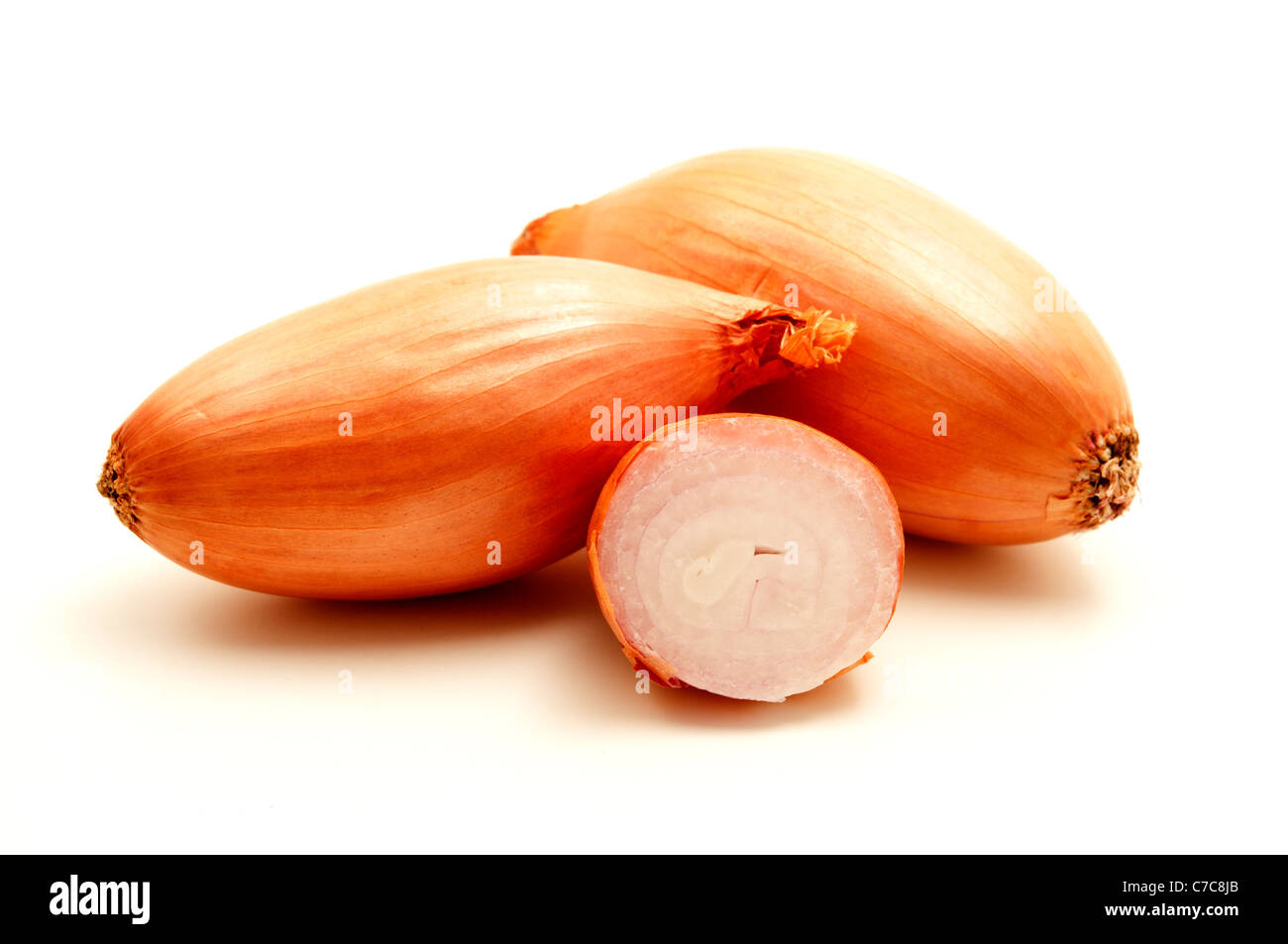 Schalotten auf weißem Hintergrund Stockfoto