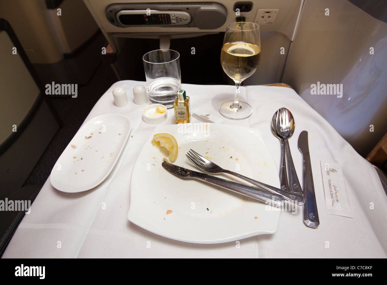 UK, Business Class Flugreisen, leere Teller im Flug Mahlzeit serviert auf Emirates Airlines A380-Flugzeuge Stockfoto