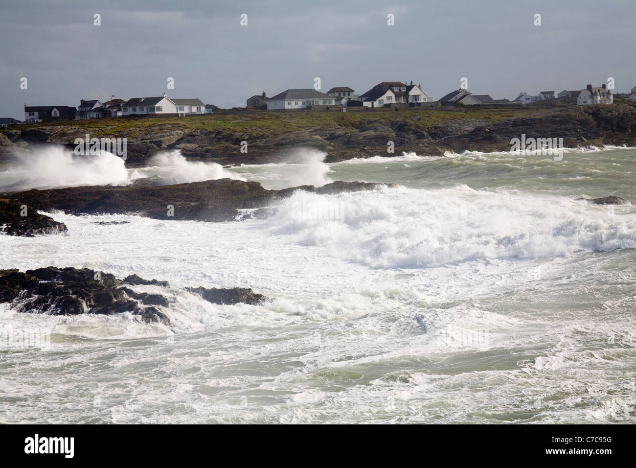 Trearddur Bay Insel von Anglesey North Wales September Wellen über Felsen gesprengt von Gale zwingen Winde Stockfoto