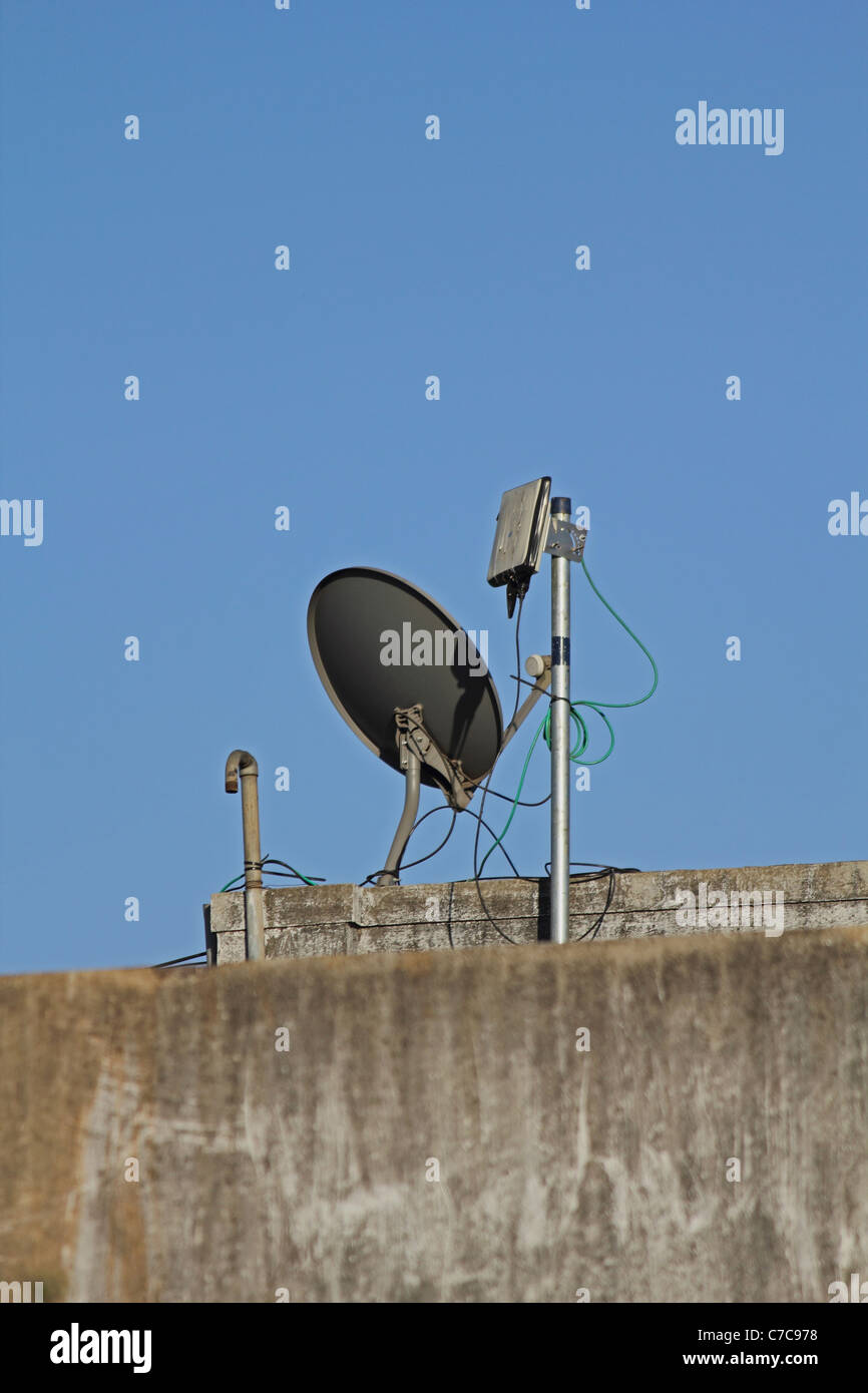 Parabolantenne der Fernseher auf einem Gebäude Terrasse, Pune, Maharashtra, Indien. Stockfoto