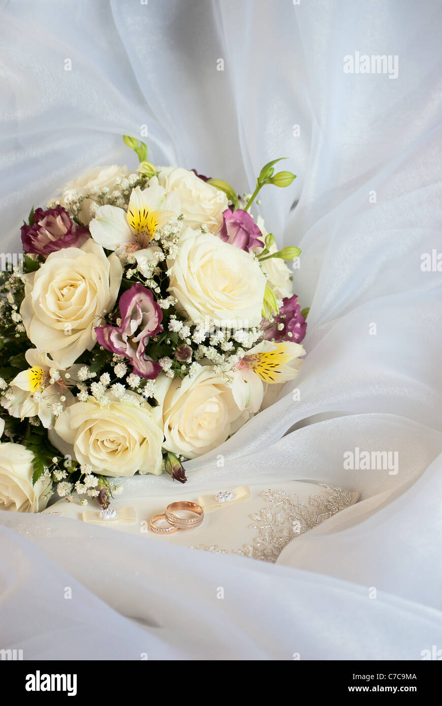 Hochzeit-Stillleben. Brautstrauß und ring Stockfoto