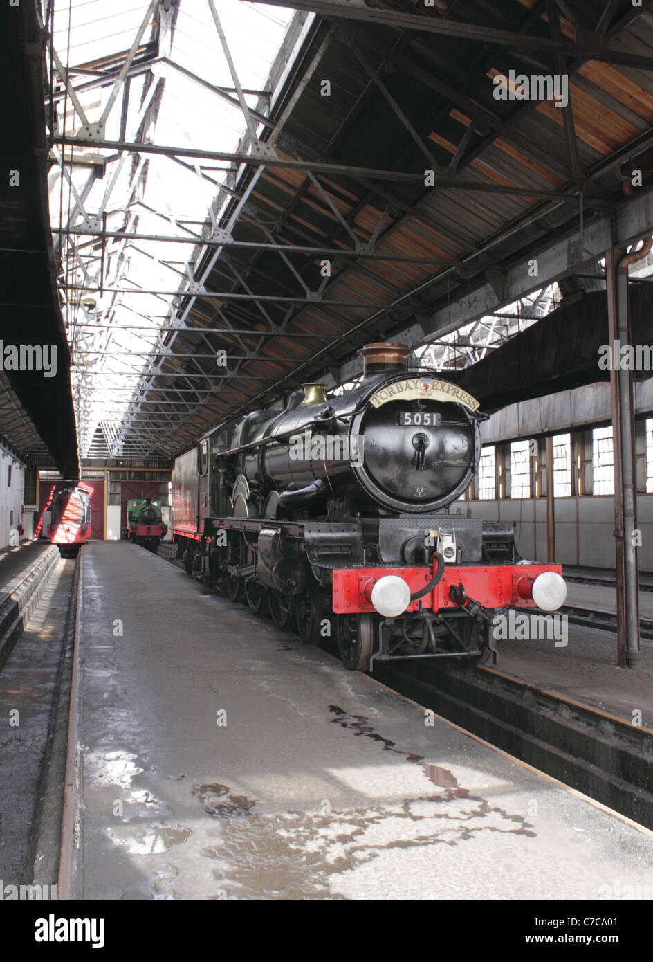 Burg-Klasse 4073 No.5051 "Earl Bathurst" Torbay Express in Schuppen in Didcot Railway Mitte September 2011 Stockfoto