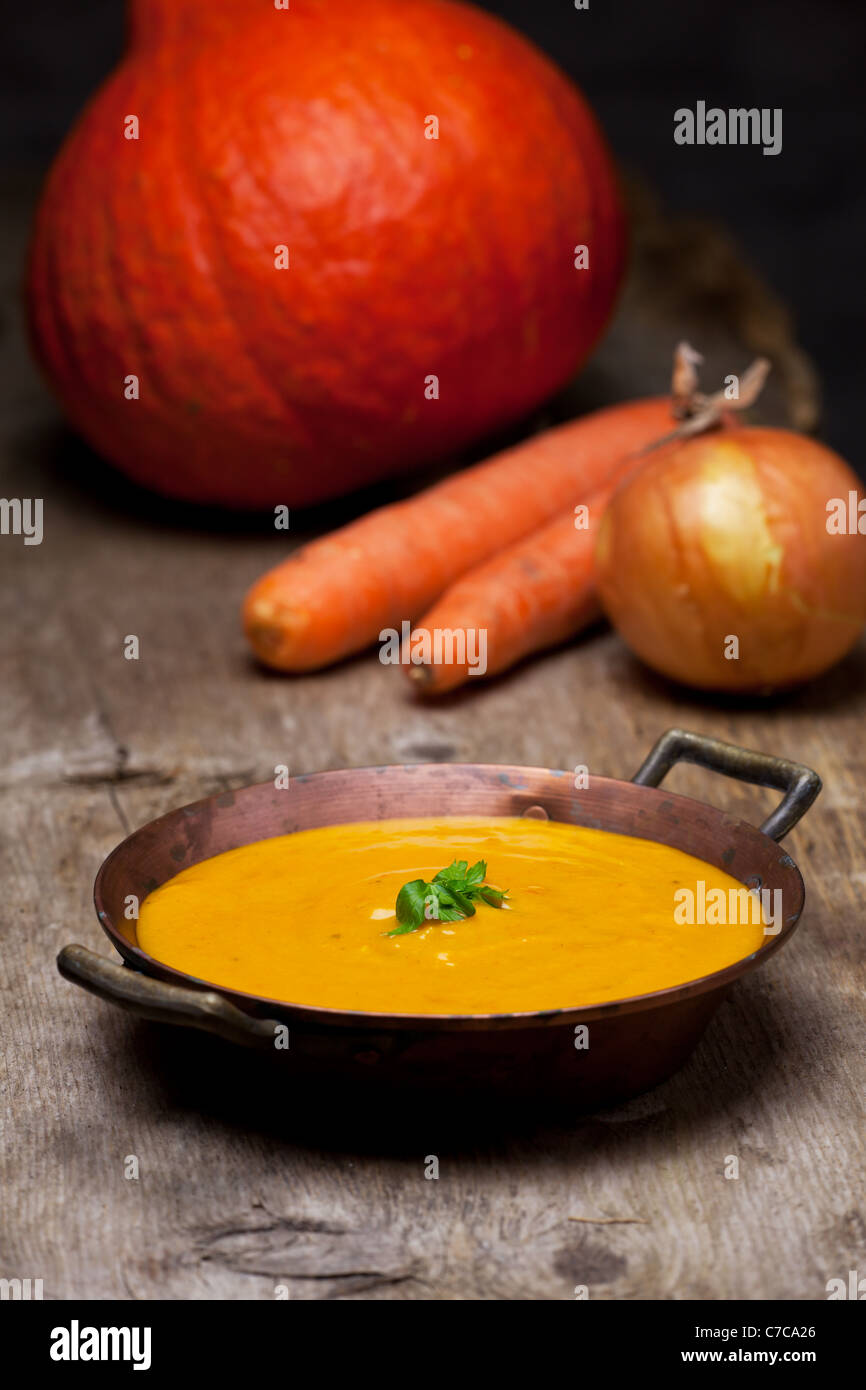 Kürbis-Suppe in eine Schüssel geben Stockfoto