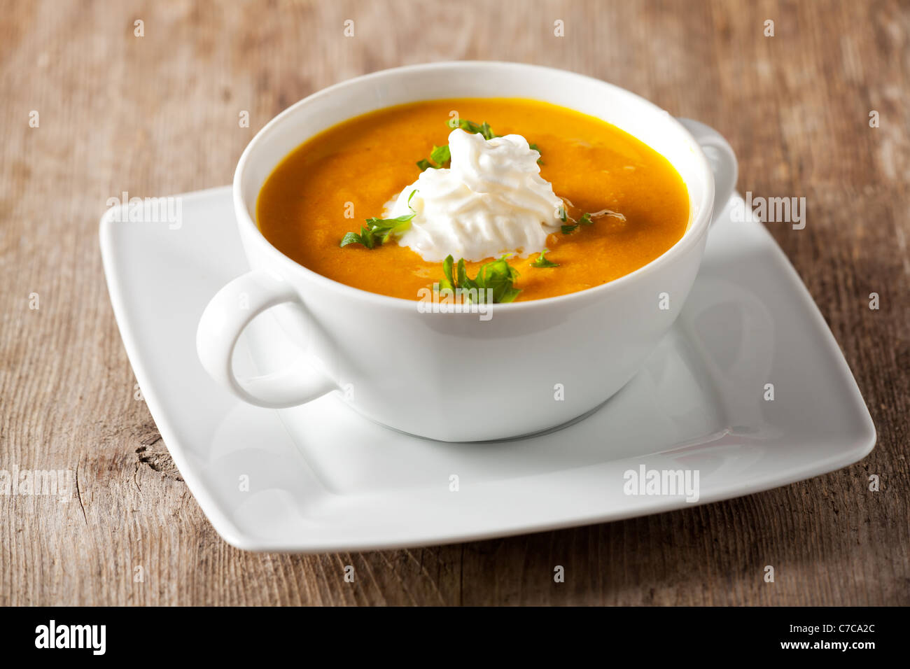 Kürbis-Suppe in eine Schüssel geben Stockfoto