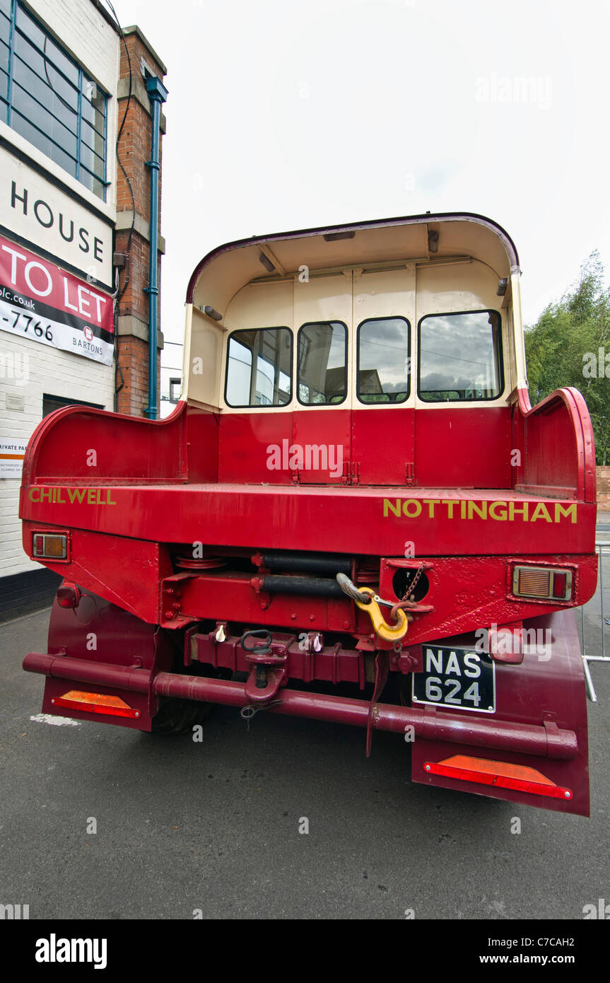 Rückansicht eines Jahrgangs Bartons Bus Gesellschaft AEC Bergefahrzeug. Stockfoto