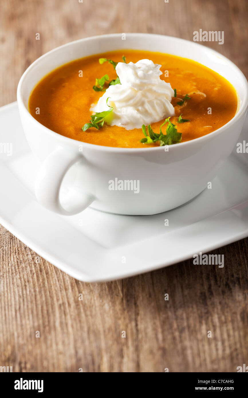 Kürbis-Suppe in eine Schüssel geben Stockfoto