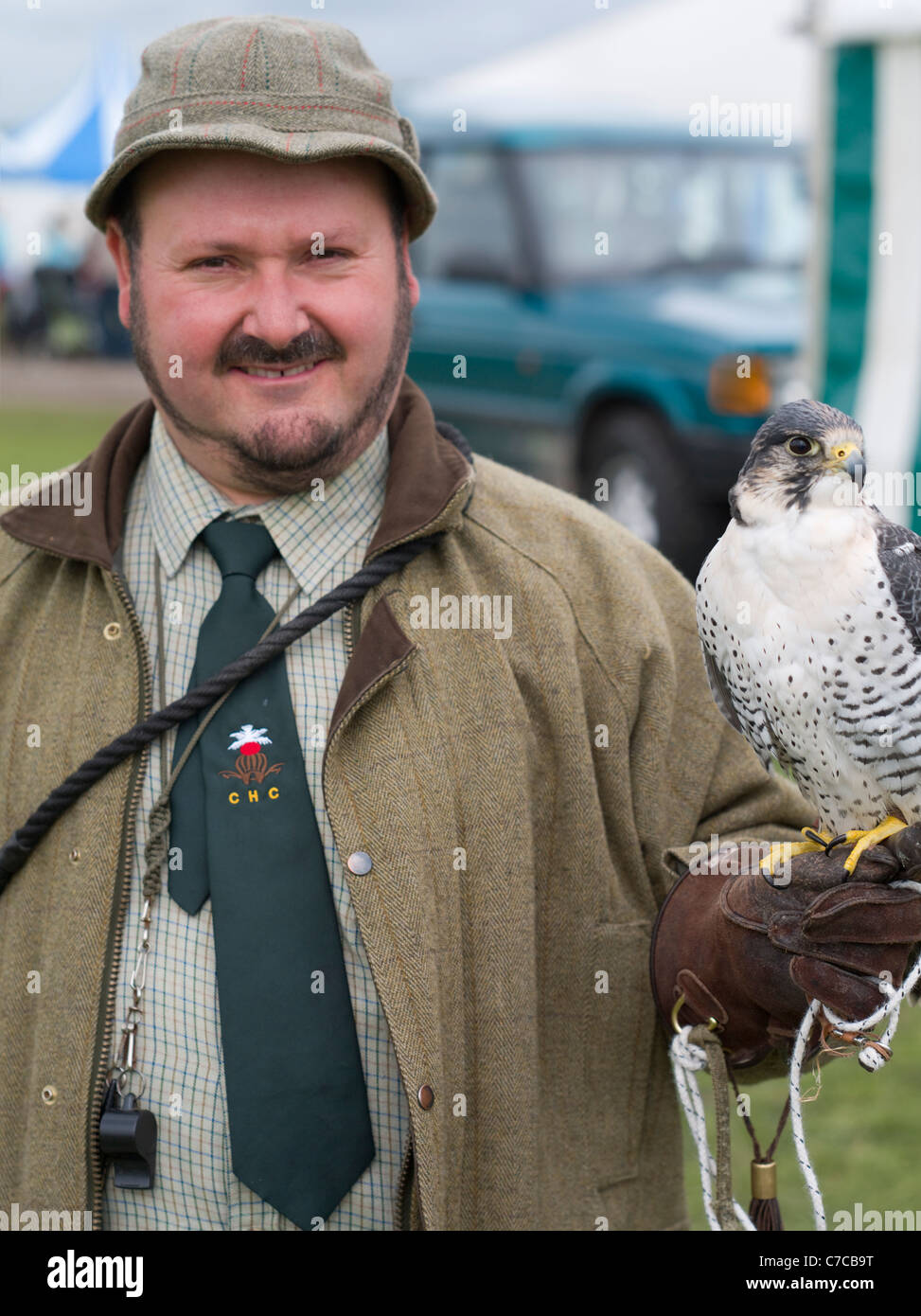 Cheshire Spiel & Country Fair - Falknerei Falconer: RICHARD NEWTON Vogel: weiße Gerfalken x Wanderfalke Hybrid Kreuz Stockfoto