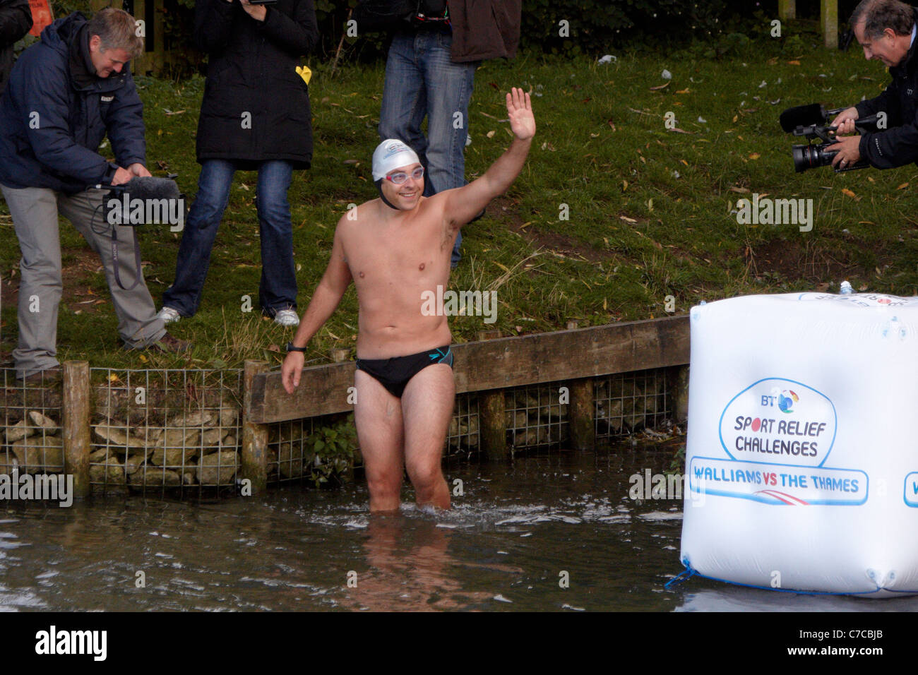 David Walliams tritt das Wasser zu Jahresbeginn seine 140 Meile Schwimmen des Flusses Themse zugunsten Sport Relief. Stockfoto