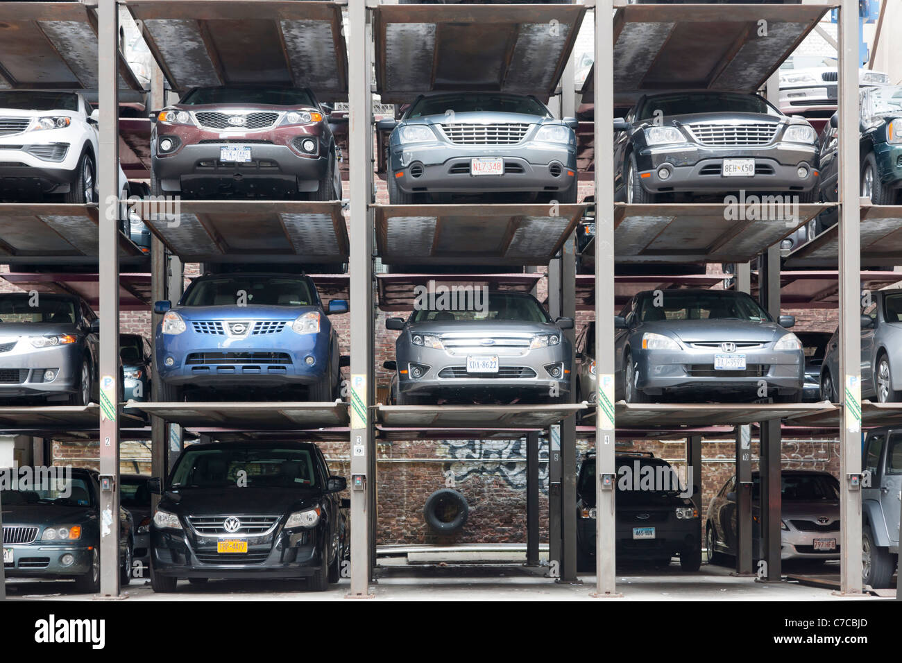 Parken in vertikale hydraulische PKW-Stellplätze auf einem Parkplatz in New York City. Stockfoto