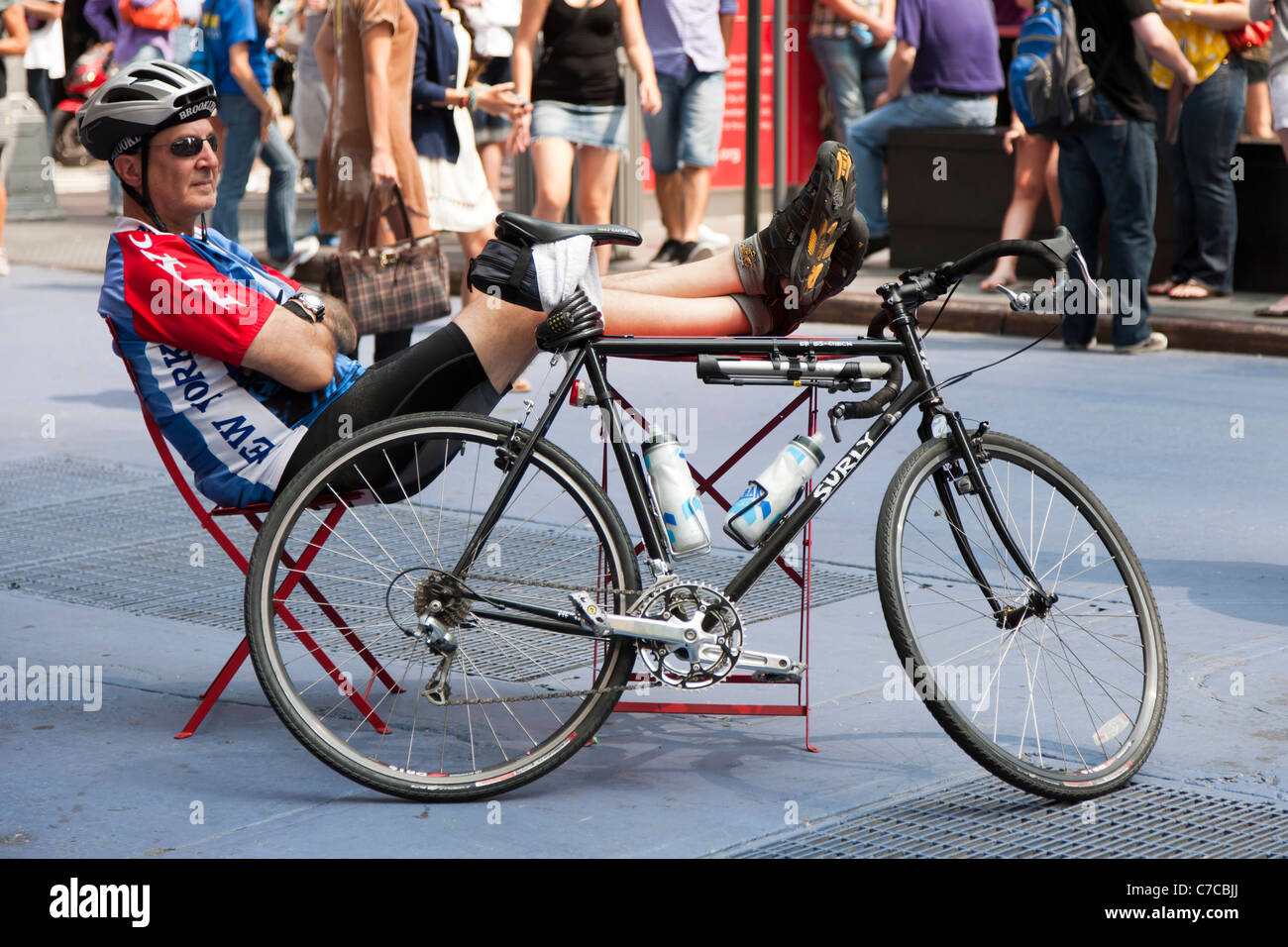 A cyclist relaxes in Times Square in New York City. Stockfoto