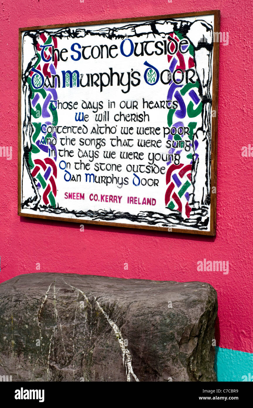 Der Stein und das Schild an der Wand vor der bekannten Dan Murphy es Pub in Sneem, auf dem Ring of Kerry, Irland Stockfoto