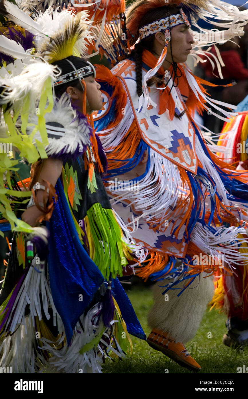 London, Kanada - 17. September 2011: A erste Nationen kanadischen tragen traditionelle Kleidung beteiligt sich ein Pow Wow Tanz durin Stockfoto