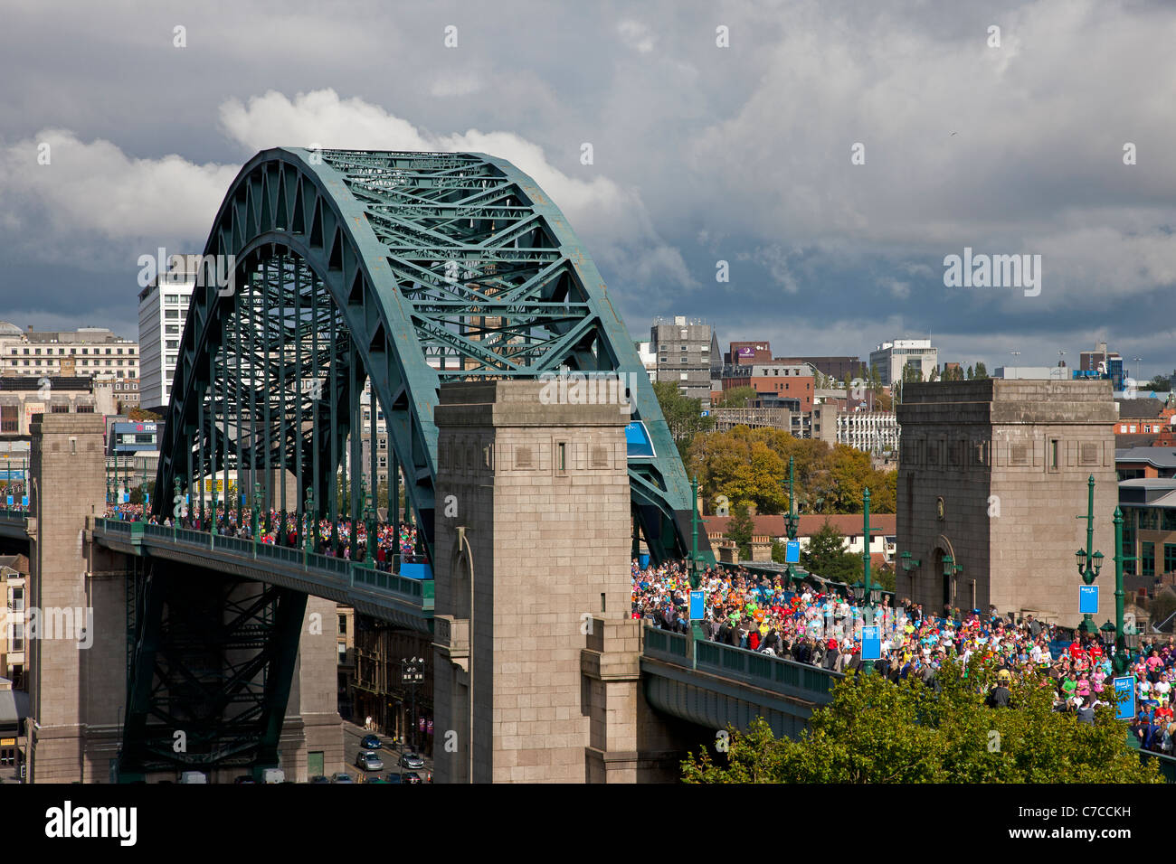 Läufer in der 2011 Bupa Great North Run kommen über den Tyne Bridge in Newcastle, anzeigen seitlich Gateshead, Tyne and Wear Stockfoto