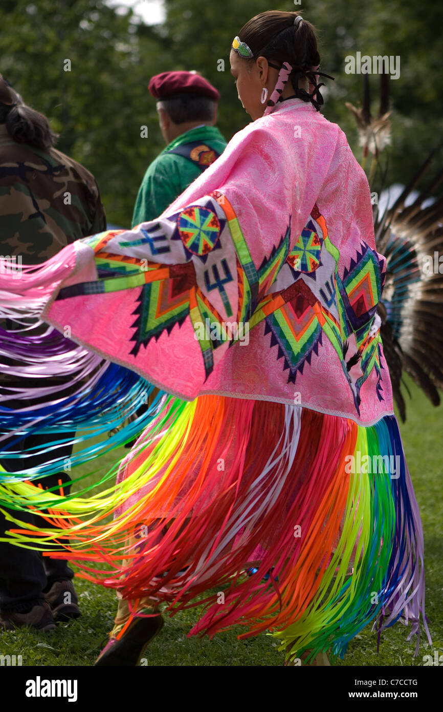 London, Kanada - 17. September 2011: A erste Nationen kanadischen tragen traditionelle Kleidung beteiligt sich ein Pow Wow Tanz durin Stockfoto