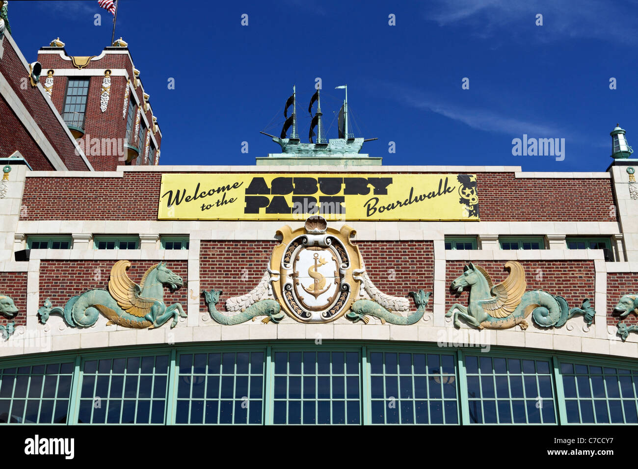 Die Reliefs und Architektur über dem Eingang zum Asbury Park Convention Hall. Asbury Park, NJ, USA Stockfoto