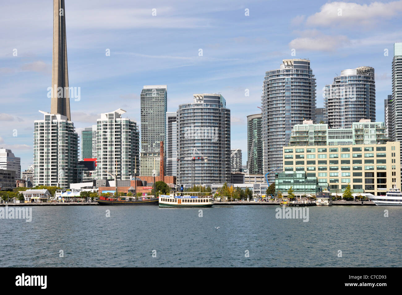 Toronto-Ansicht der Harbourfront, Hochhaus Eigentumswohnungen, Boote Stockfoto