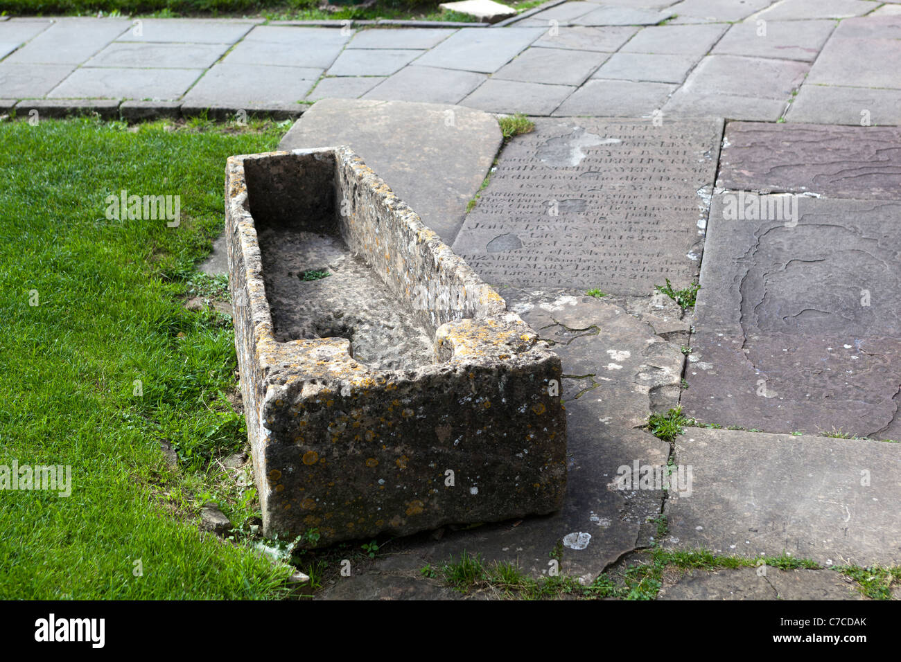 Stein-Sarg außerhalb Malmesbury Abtei Stockfoto
