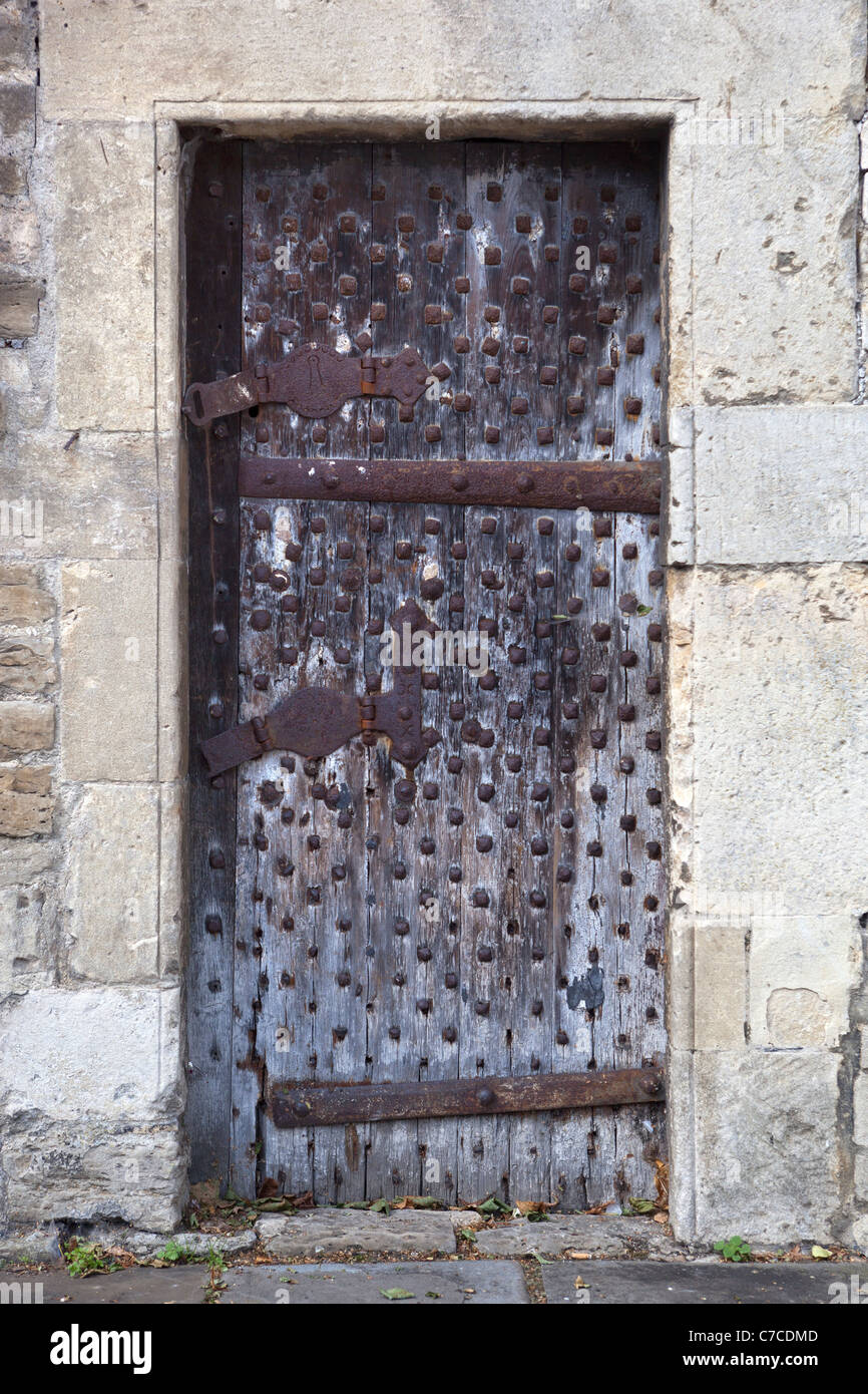 Tür zum Torhaus und Lock Up Gefängnisse am Eingang der Abtei Malmesbury Stockfoto