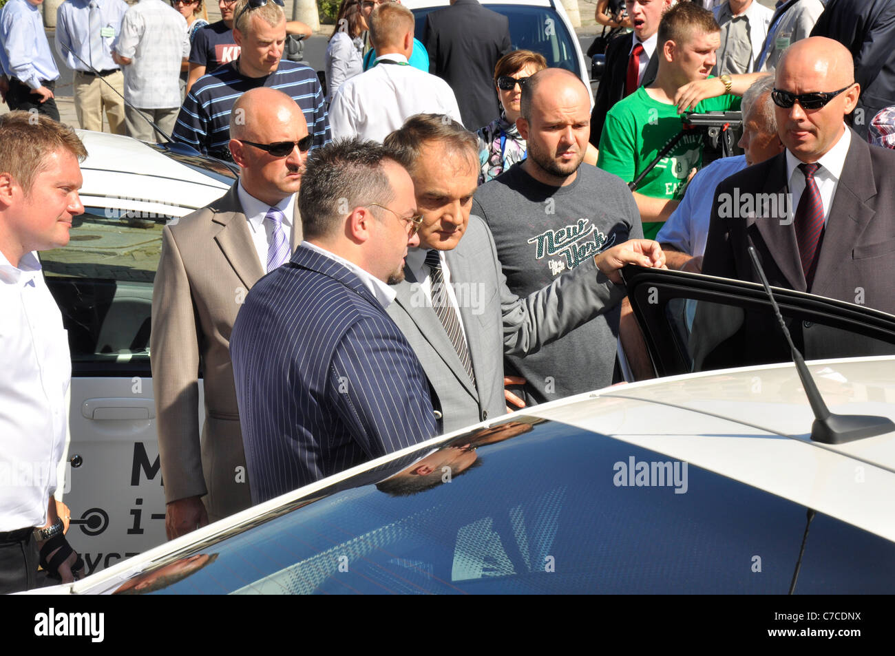 Elektroautos (grüne, umweltfreundliche Fahrzeuge) Aussteller - Show, Ausstellung in Polen, Warschau, 2011 - Waldemar Pawlak ist gerade Opel Ampera Stockfoto