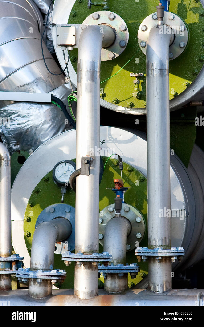 Grüne Industriekessel und Rohrleitungen Stockfoto