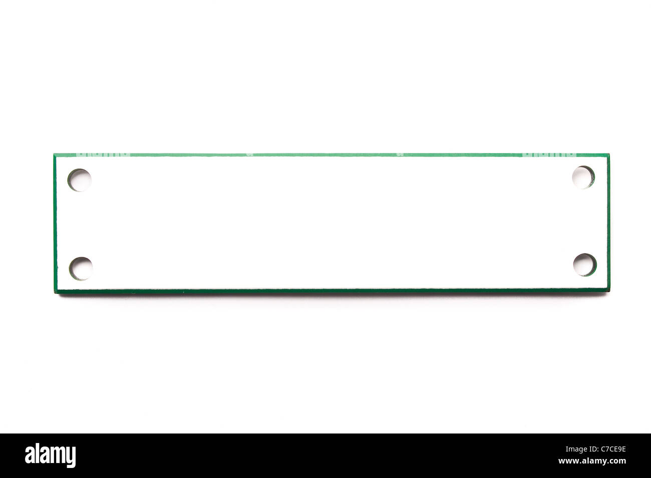 Rechteckige White-Label mit Löchern und grüne Grenze, Isolated on White Background Stockfoto