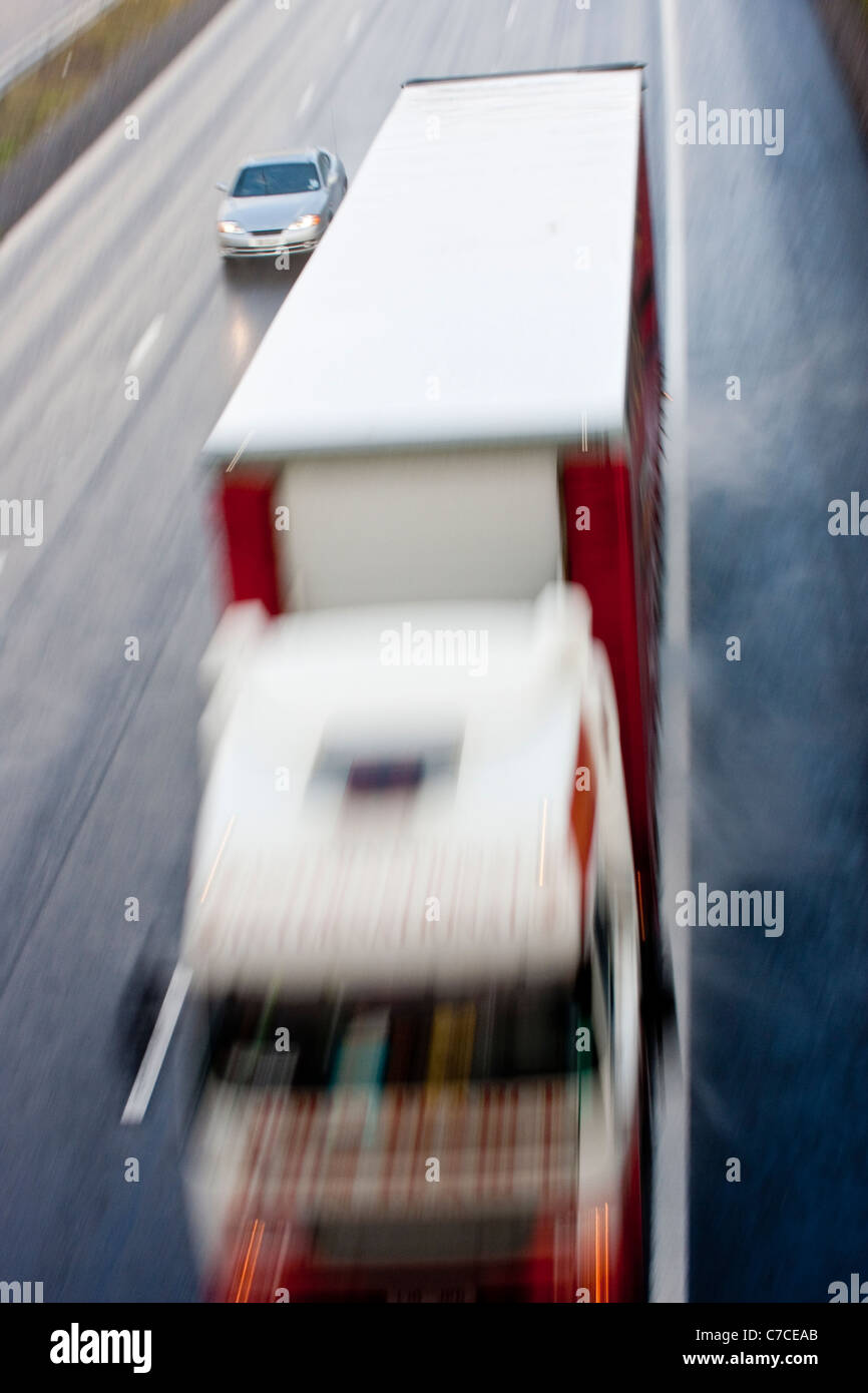 Hohen Blick auf LKW- und verwischt mit Geschwindigkeit Stockfoto