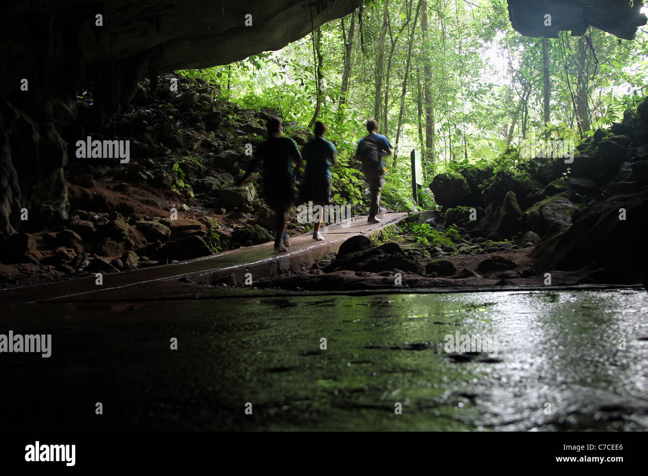 Drei Touristen verlassen Lang Cave in Gunung Mulu National Park Sarawak Malaysia. Stockfoto