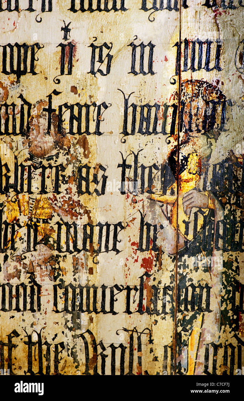Binham Priory, Norfolk. Lettner, gemalt von Heiligen, St. Roche und St. Mary Magdalen, überdruckt mit Text von Cranmer Bibel Stockfoto