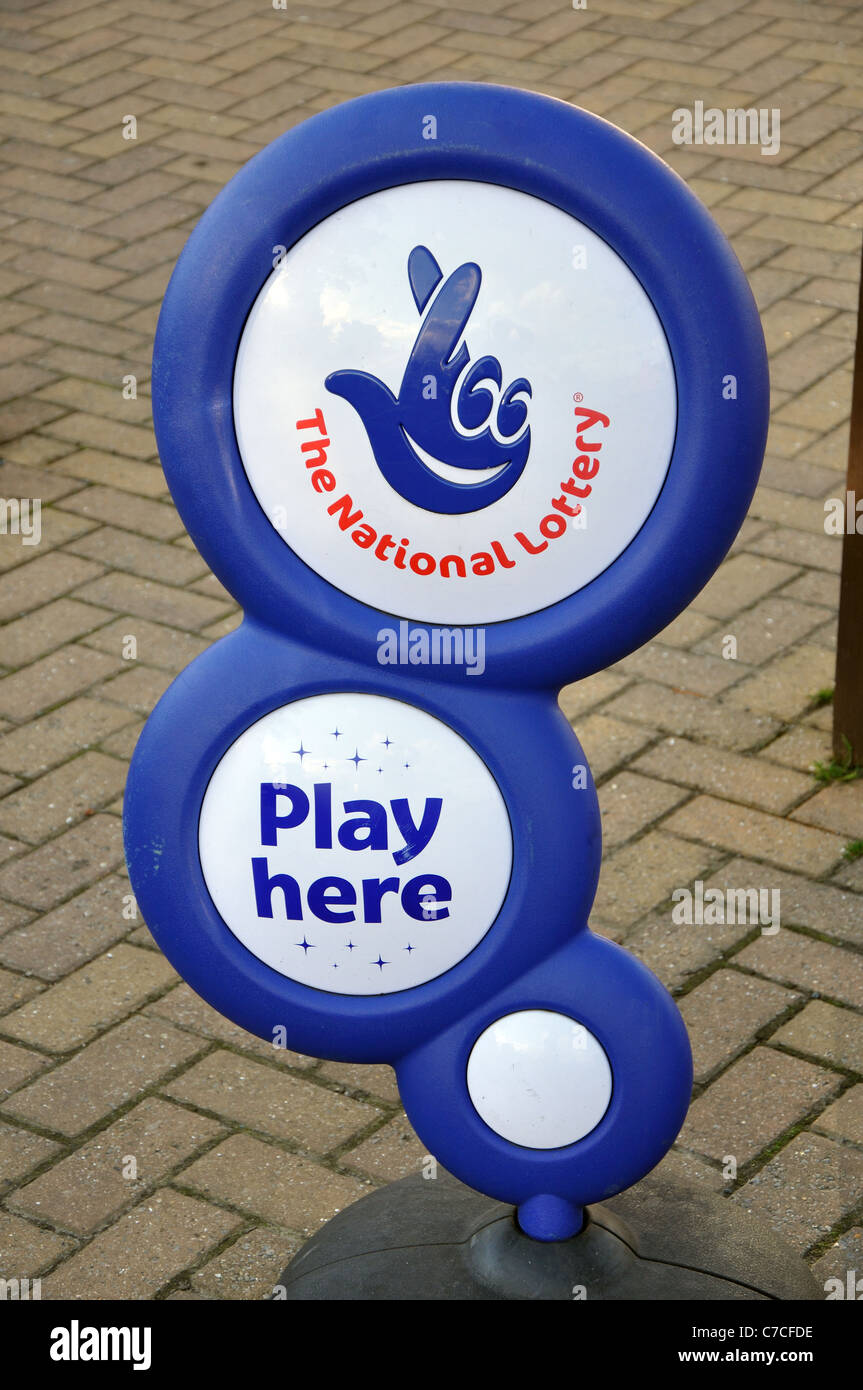 Die National Lottery, spielen hier Schilder, Robin Hoods Bay, North Yorkshire, England, UK Stockfoto