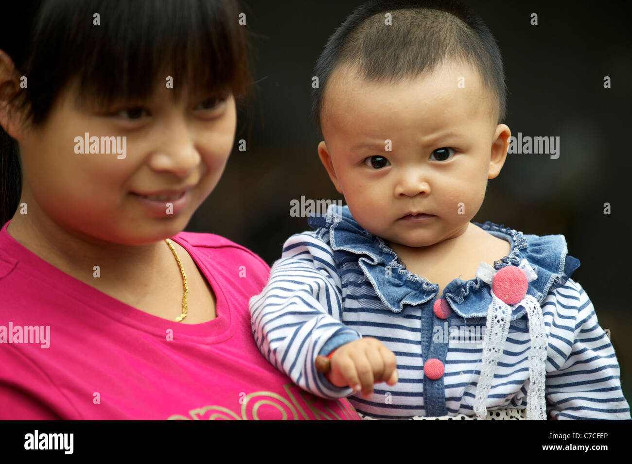 Ein Migrationshintergrund Mutter aus ländlichen Hennan Provinz mit ihrem Kind in Peking, China.16-Sep-2011 Stockfoto