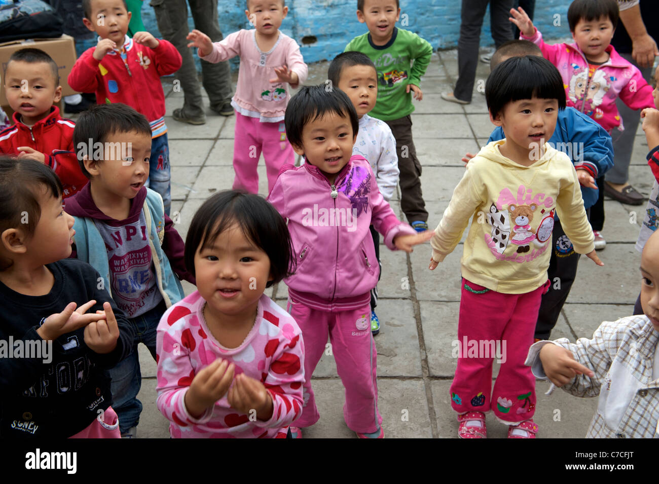 Kinder von Wanderarbeitnehmern spielen in einem Kindergarten am Stadtrand von Peking, China. 16 Sep 2011 Stockfoto