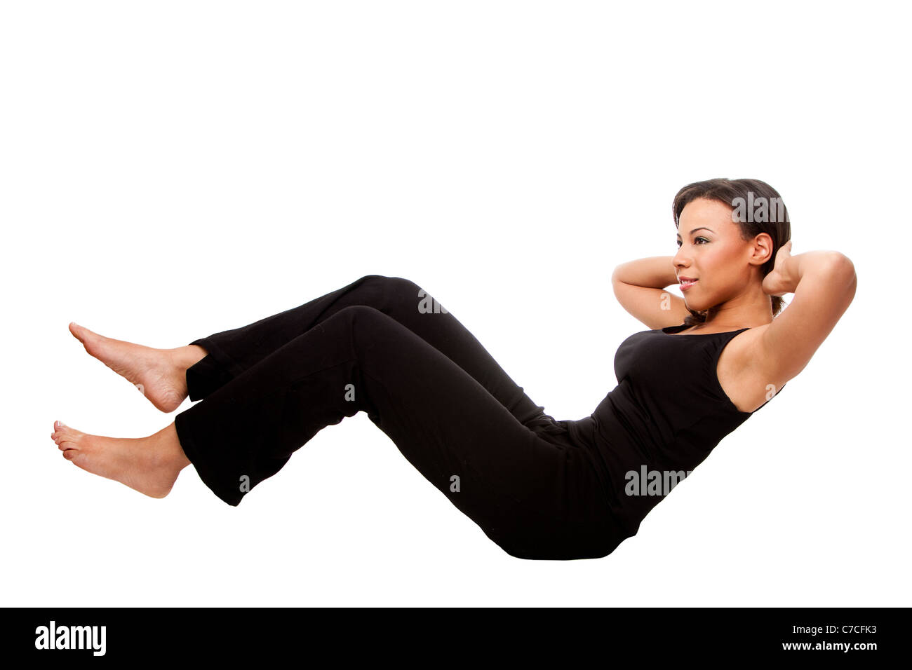 Junge glücklich schöne Frau während Fitness Zeit ausüben, für die Gesundheit in Form tun Crunches Situps, in schwarz zu bleiben. Stockfoto