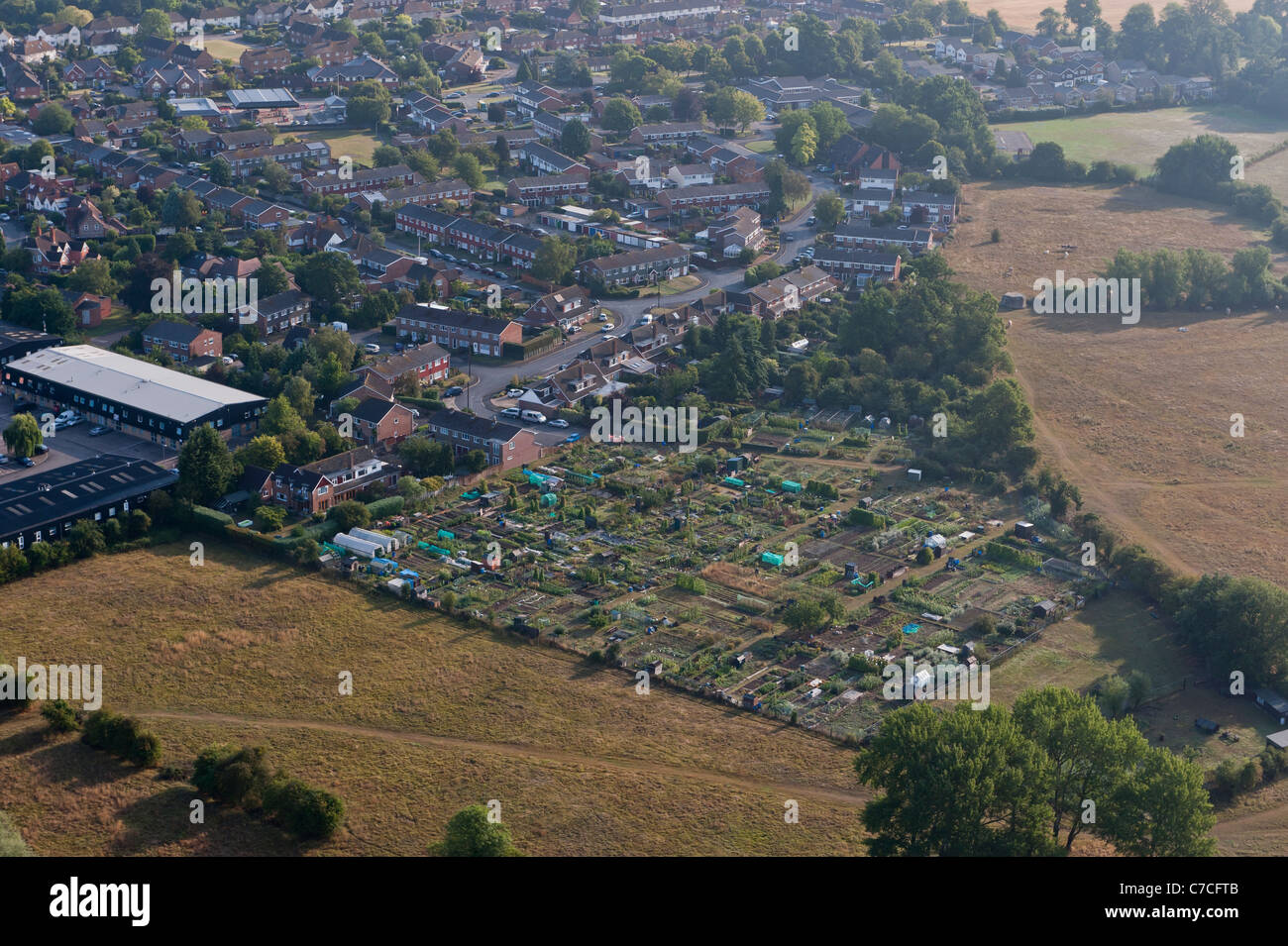 Bild von Wohnungsbau und Zuteilung übernommen von Hot Air Balloon, Sommerabend, Reading, Berkshire, UK Stockfoto