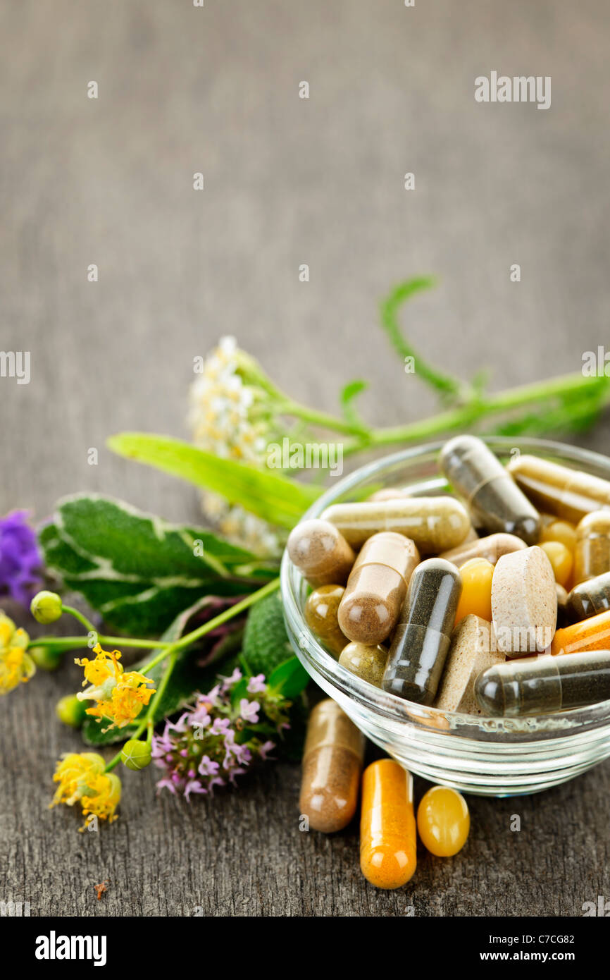 Kräuter mit Alternativmedizin pflanzliche Präparate und Pillen Stockfoto