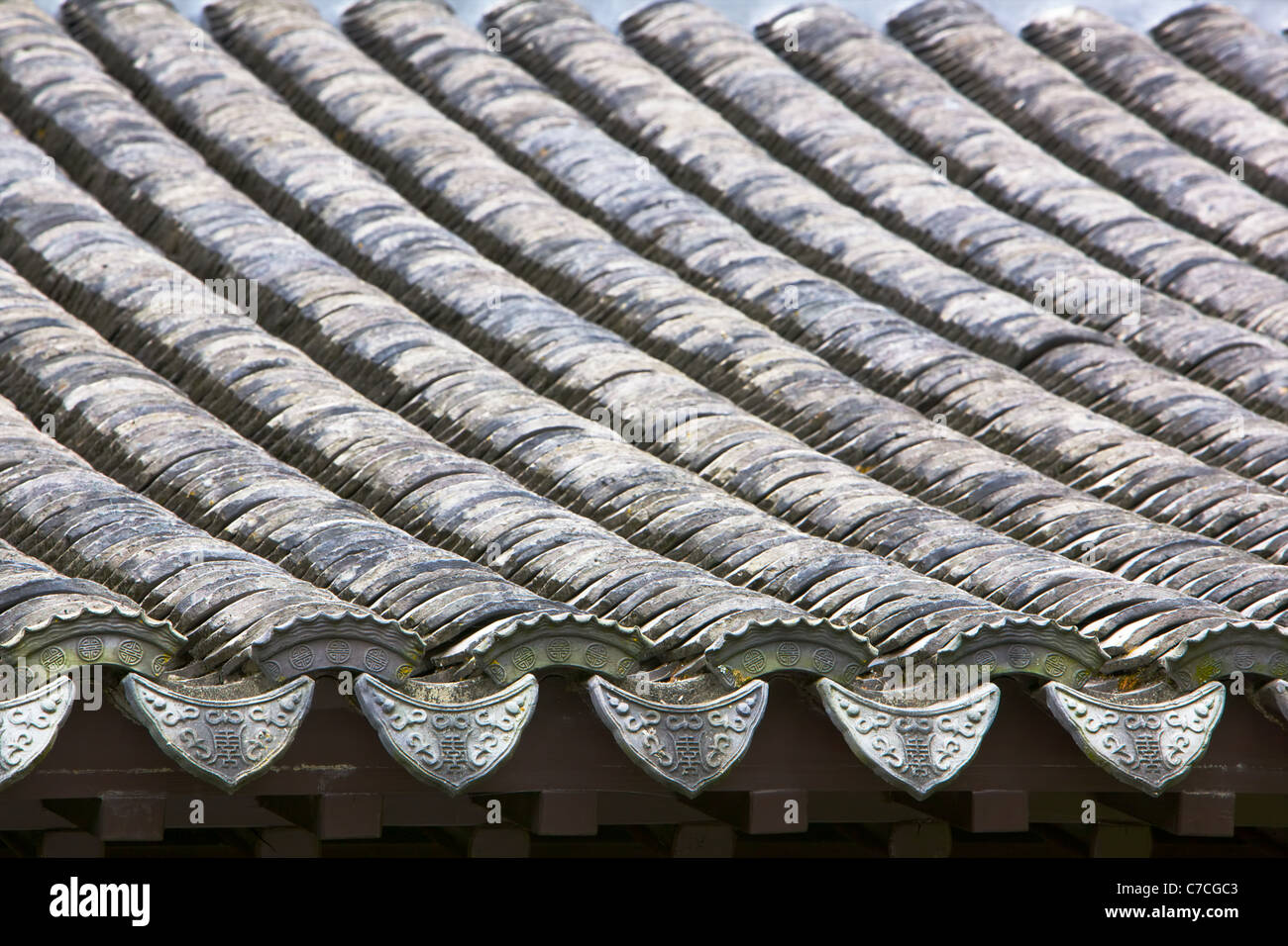 Nahaufnahme von einer Portion und gewölbte chinesische Ziegeldach mit einzigartigem design Stockfoto